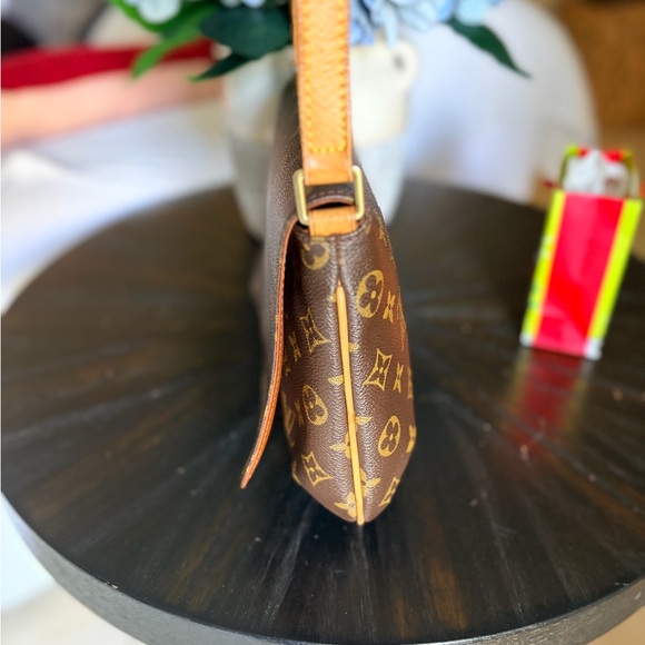 Louis Vuitton musette tango short. Monogram - Picture 7 of 16